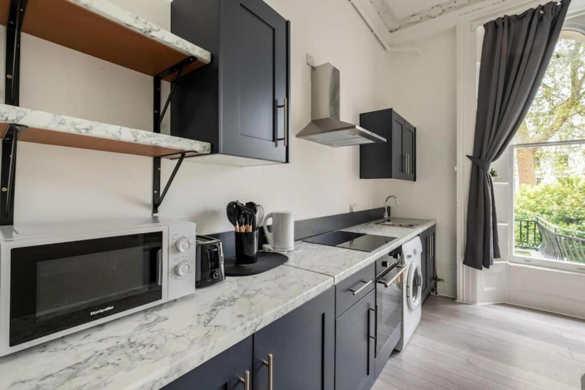 Hidden Terraced Flat In Apartment *