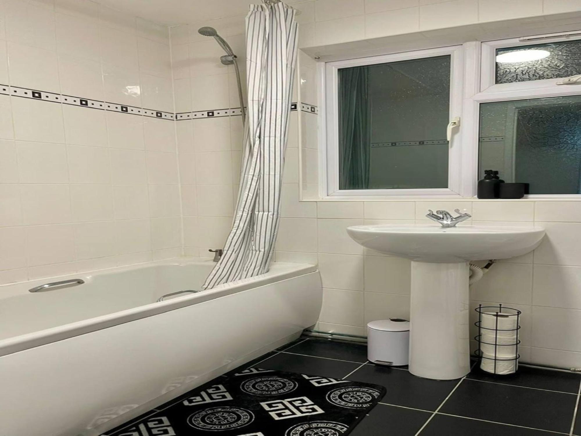 Modern 5 Bedroom House - Enfield * London
