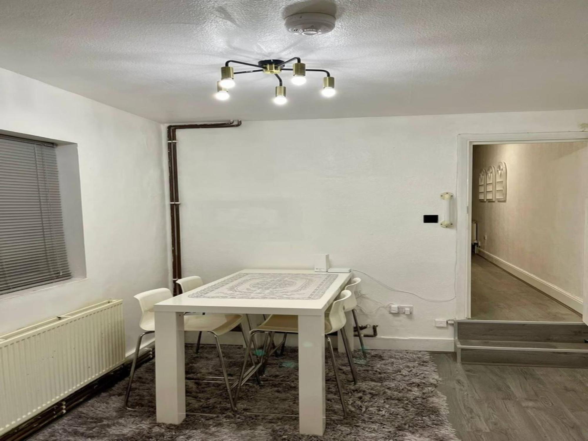 Modern 5 Bedroom House - Enfield London