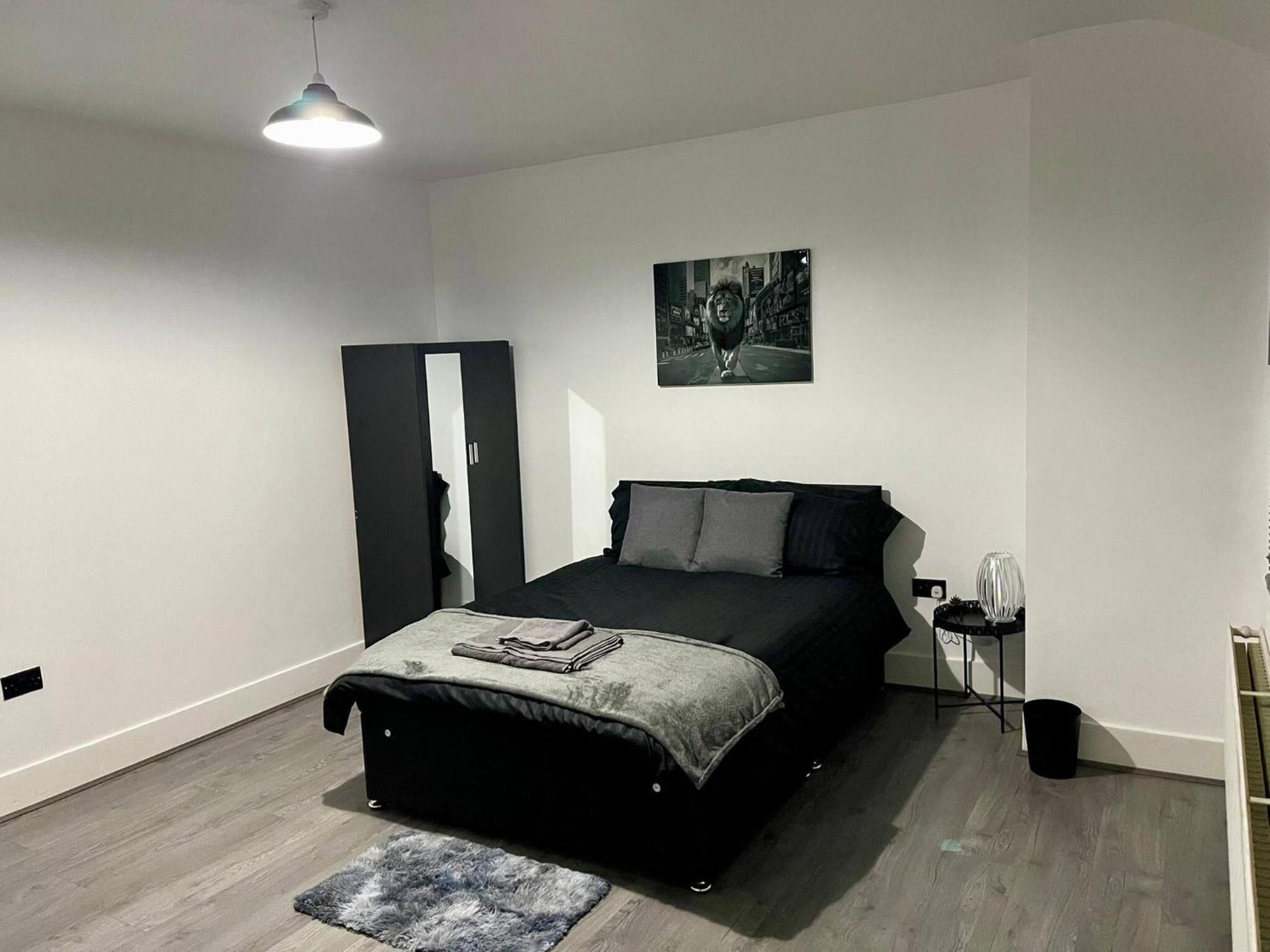 Modern 5 Bedroom House - Enfield Holiday home *
