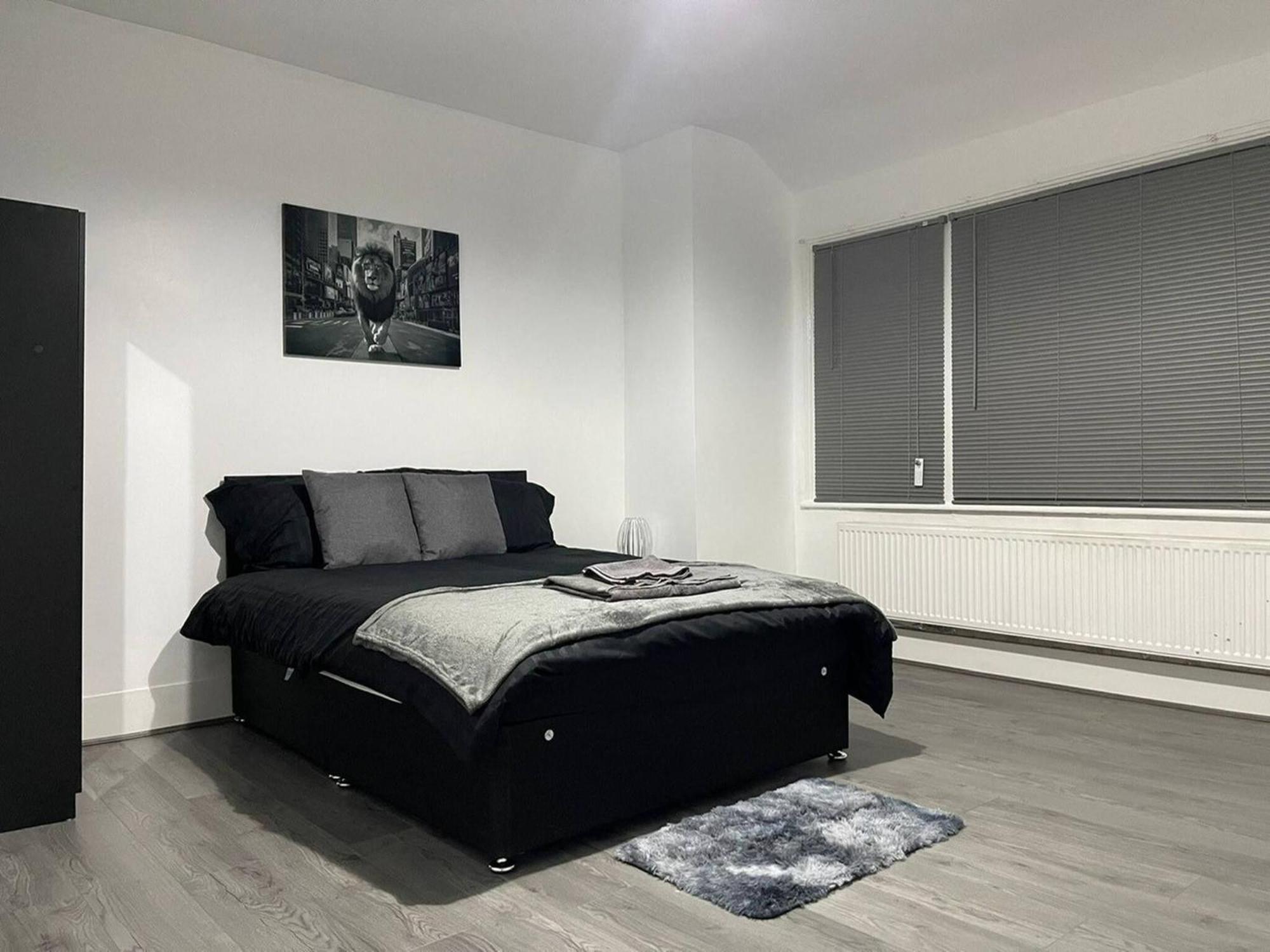 Modern 5 Bedroom House - Enfield *