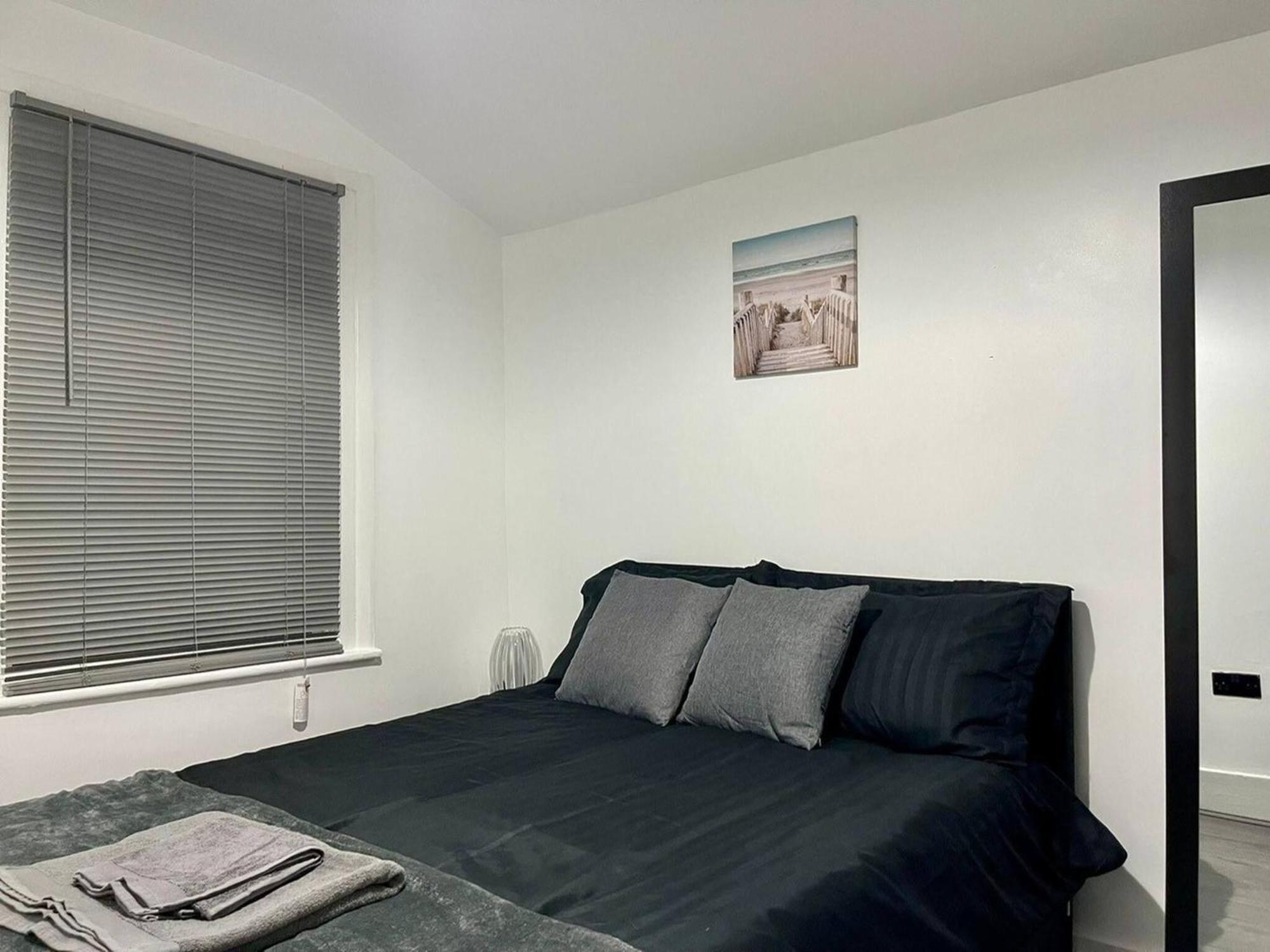Modern 5 Bedroom House - Enfield Holiday home
