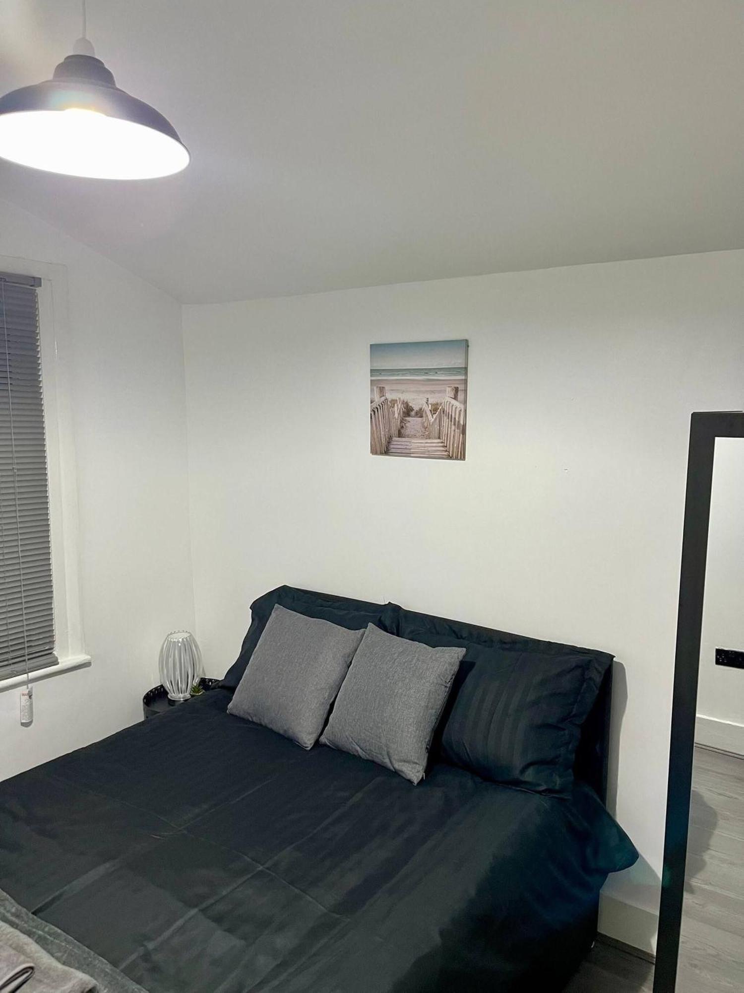 Modern 5 Bedroom House - Enfield Holiday home *