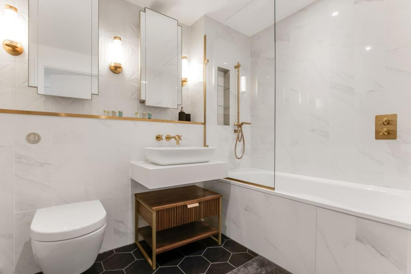 1br Chelsea Retreat With Balcony View Apartment London