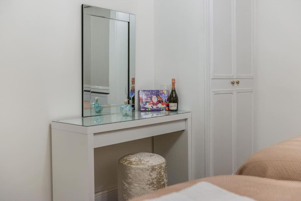 Elegant 1 Bedroom Lower Ground On Harley Street 1h Apartment London