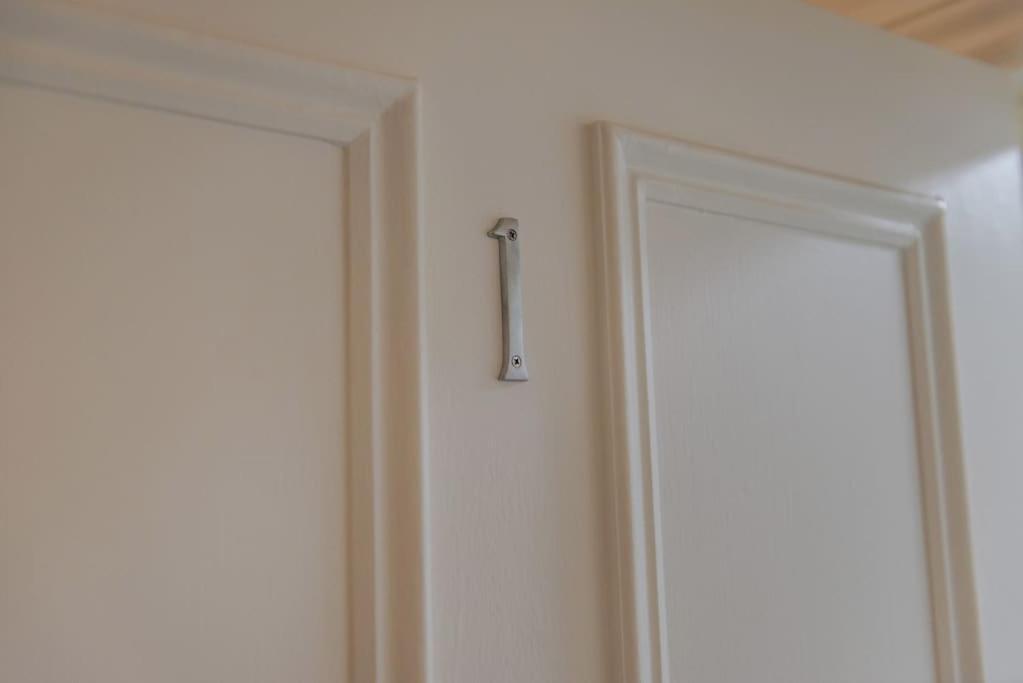 Elegant 1 Bedroom Lower Ground On Harley Street 1h Apartment London