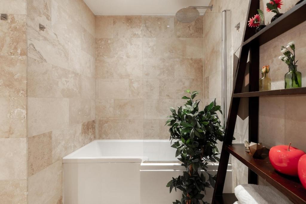 Apartment Revamped & Luxxe For Covent Garden Lovers! Adorable For Families & Friends