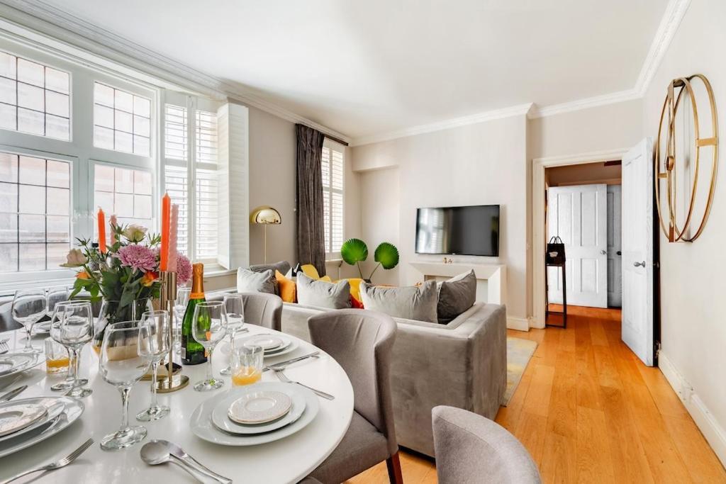 Apartment Revamped & Luxxe For Covent Garden Lovers! Adorable For Families & Friends London