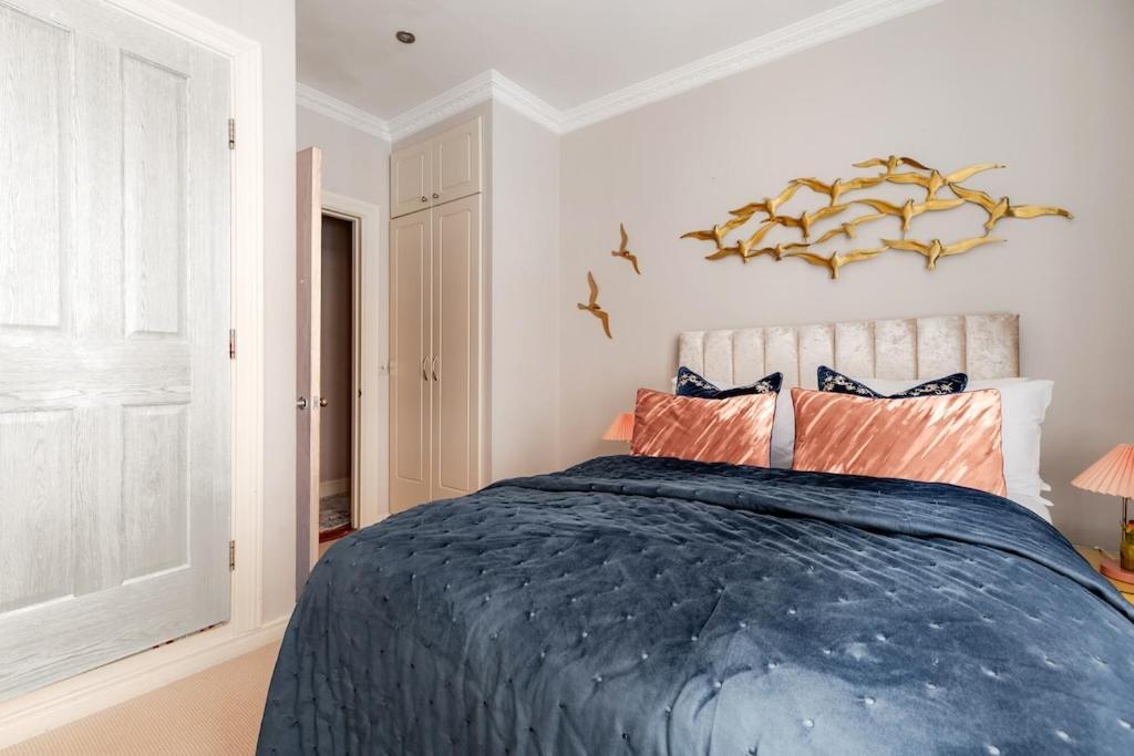 Revamped & Luxxe For Covent Garden Lovers! Adorable For Families & Friends Apartment *