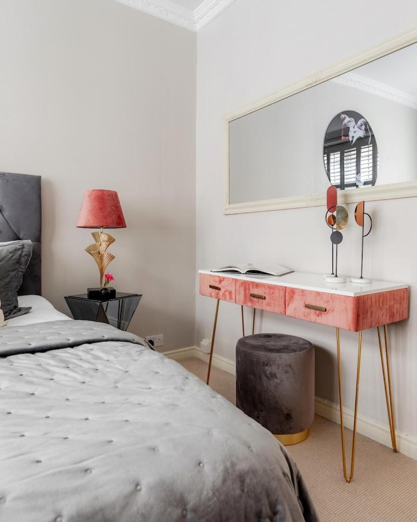 Apartment Revamped & Luxxe For Covent Garden Lovers! Adorable For Families & Friends *