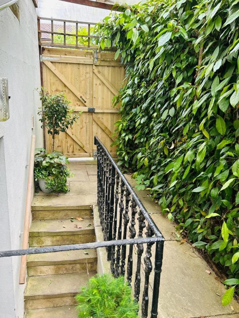 Spacious Comfortable Flat With Free Parking In East Finchley, Muswell Hill & Close To Alexandra Palace *