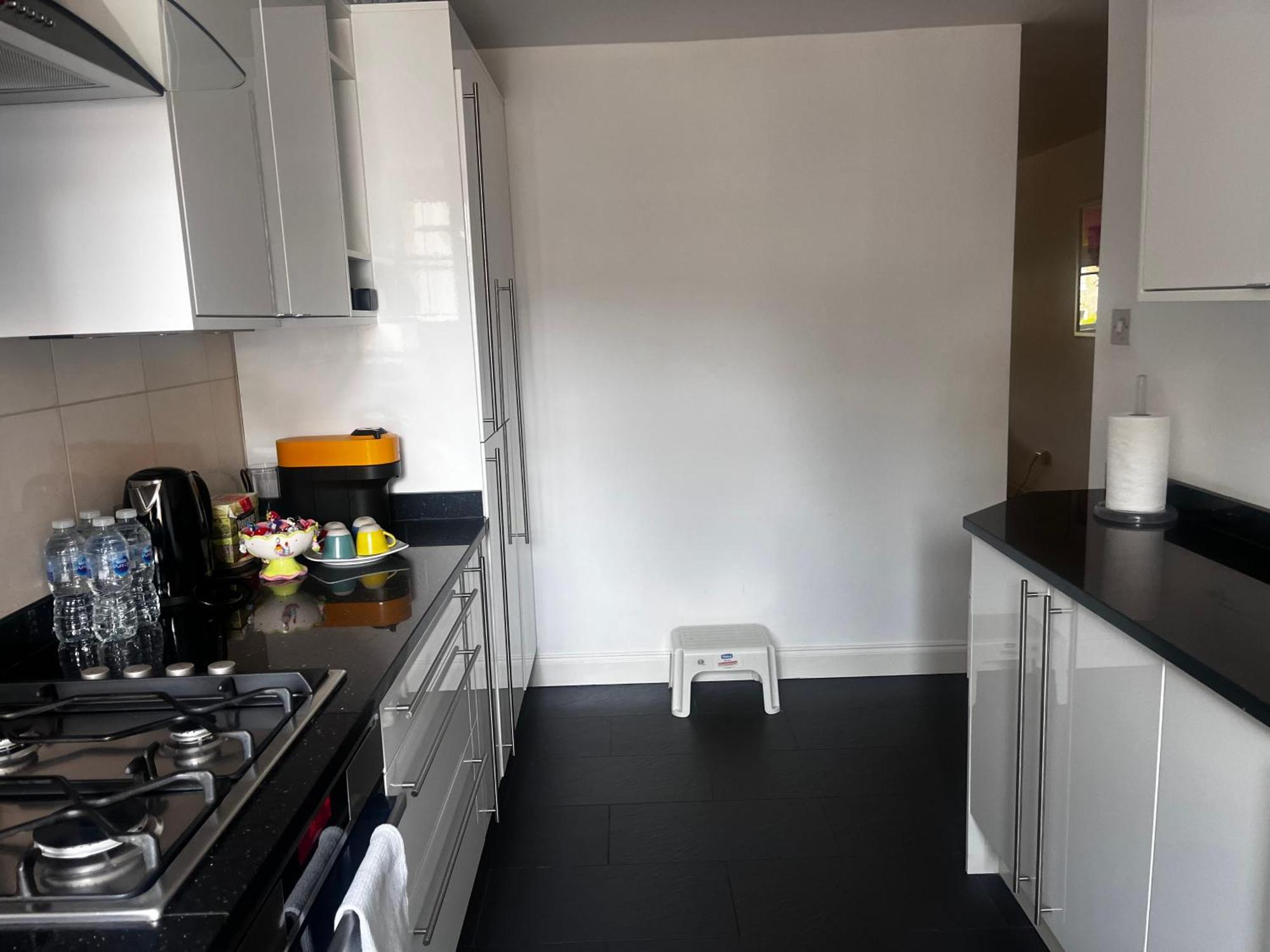 Apartment Hyde Park,3 Min Walk,family Home! 2 Bedrooms & 2 Bathrooms Apartment! Fantastic Location *