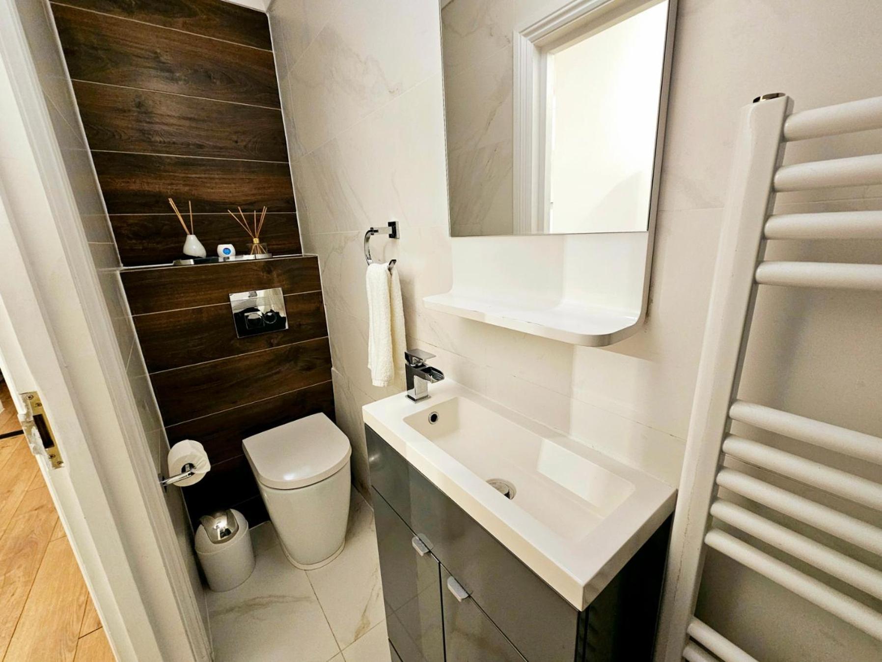 Stunning Hyde Park Home, Ground Floor Maisonette, Duplex, Near Tube Metro Stations Apartment London