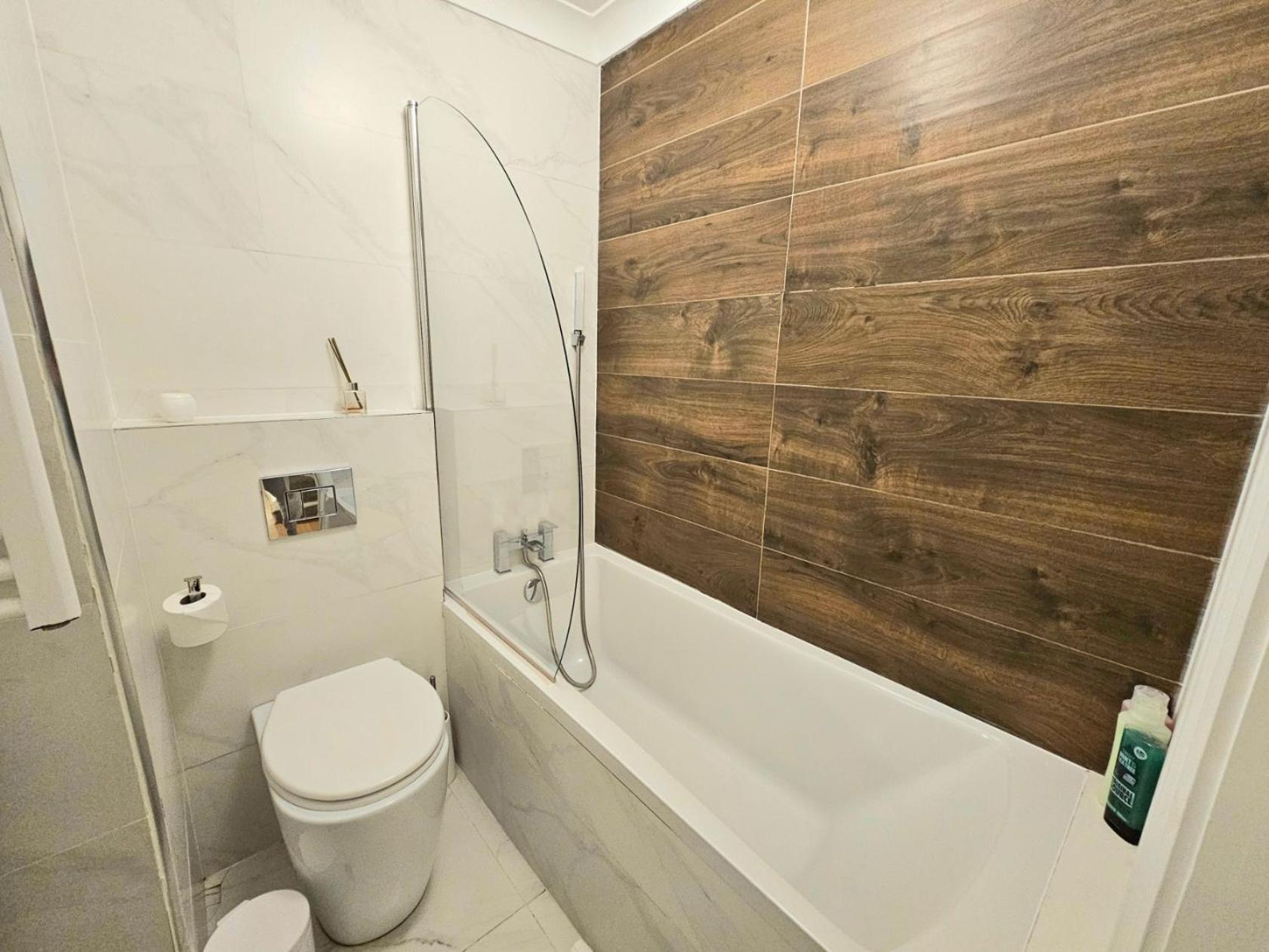 Stunning Hyde Park Home, Ground Floor Maisonette, Duplex, Near Tube Metro Stations Apartment