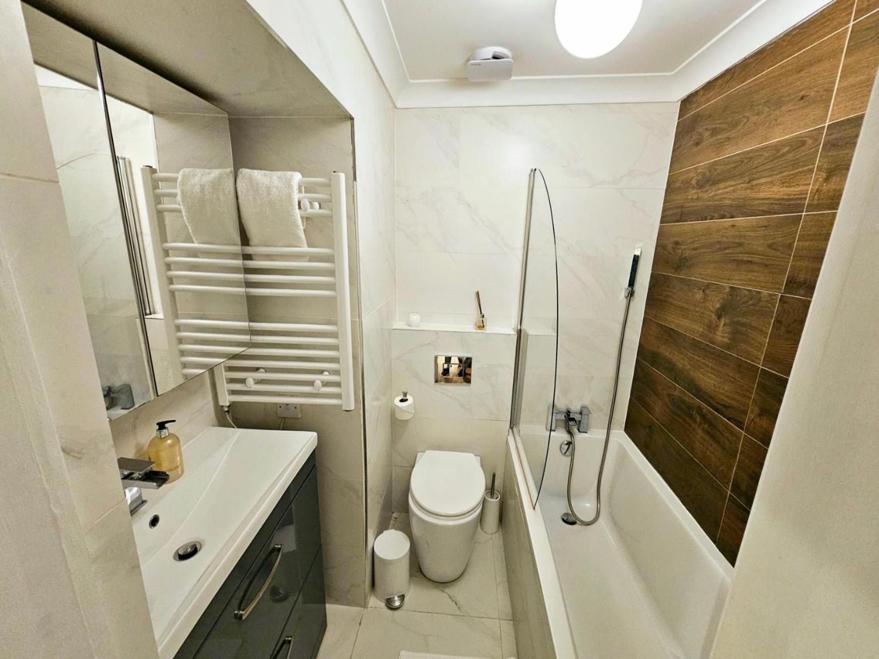Stunning Hyde Park Home, Ground Floor Maisonette, Duplex, Near Tube Metro Stations *