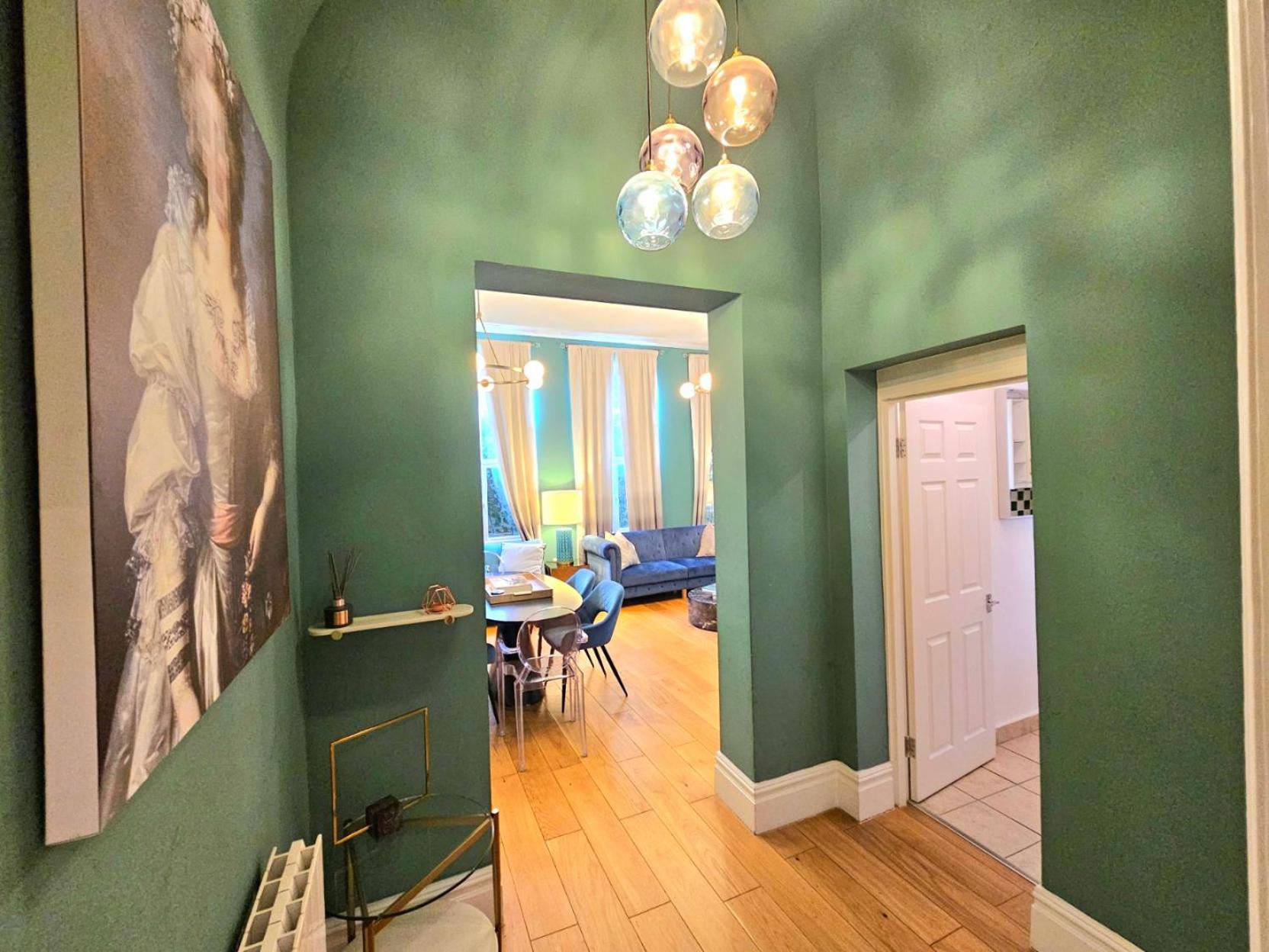 Stunning Hyde Park Home, Ground Floor Maisonette, Duplex, Near Tube Metro Stations