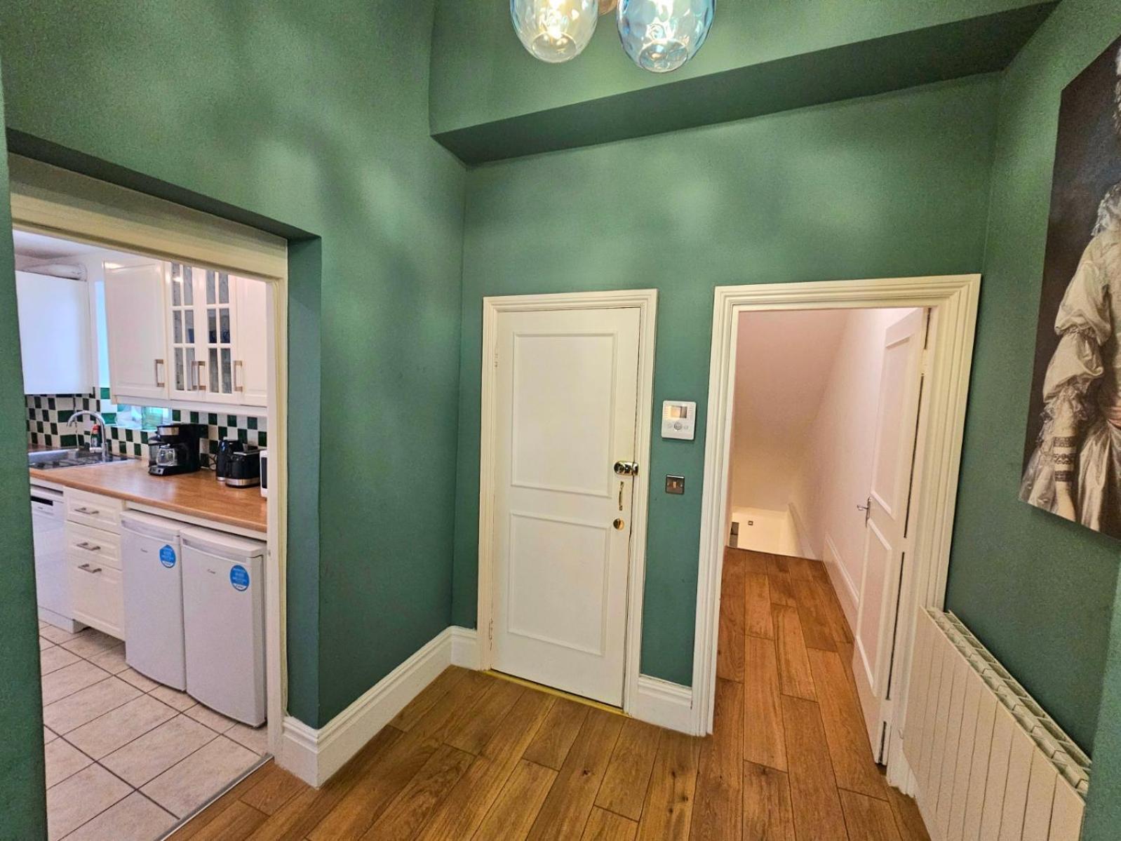 Stunning Hyde Park Home, Ground Floor Maisonette, Duplex, Near Tube Metro Stations Apartment London
