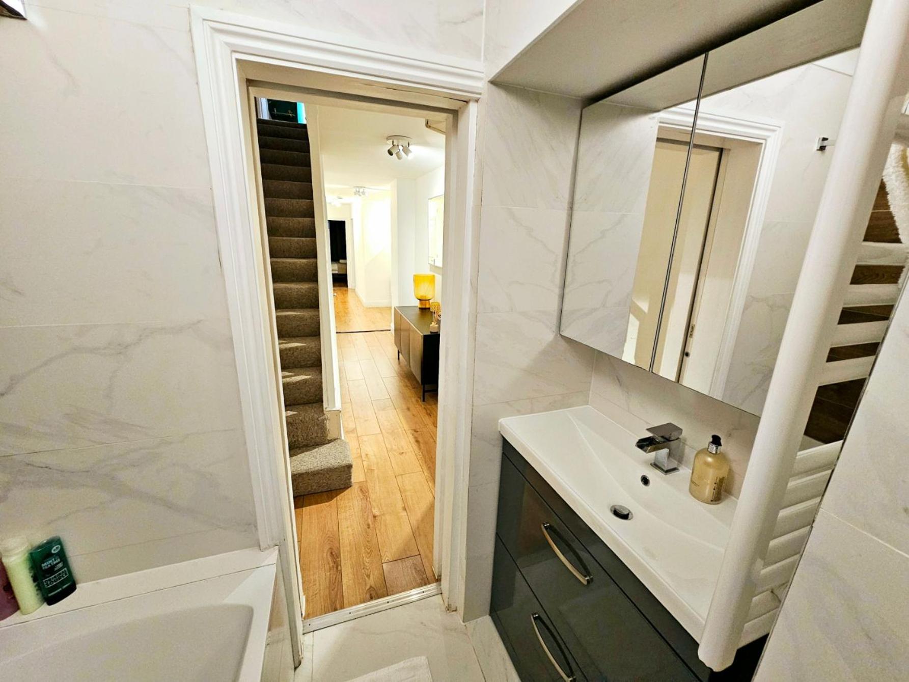 Apartment Stunning Hyde Park Home, Ground Floor Maisonette, Duplex, Near Tube Metro Stations London