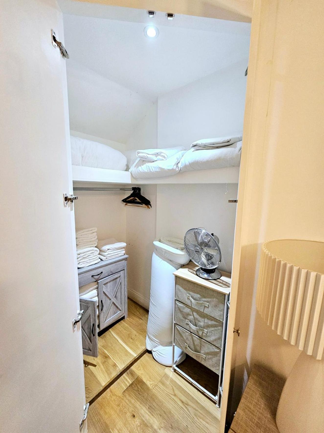 Stunning Hyde Park Home, Ground Floor Maisonette, Duplex, Near Tube Metro Stations