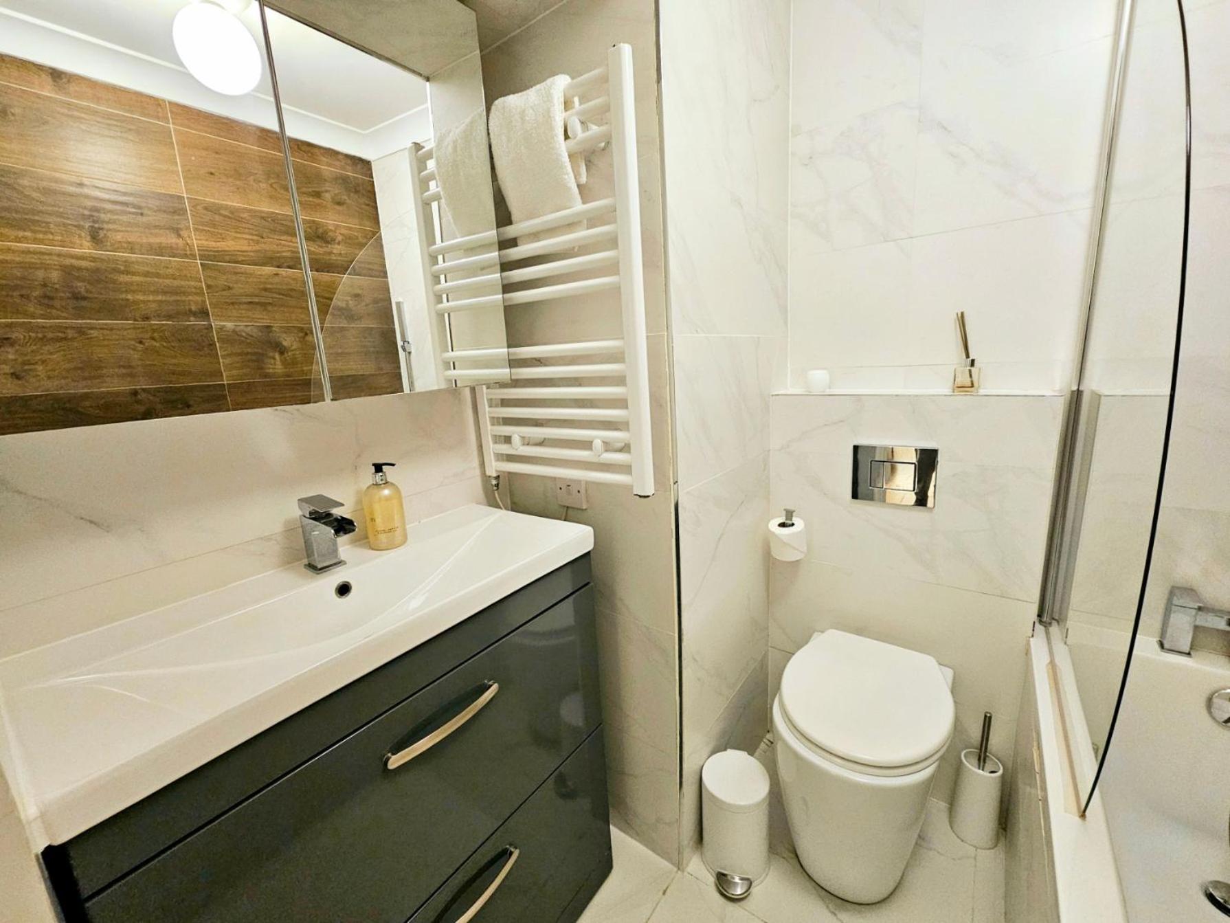 Stunning Hyde Park Home, Ground Floor Maisonette, Duplex, Near Tube Metro Stations Apartment *
