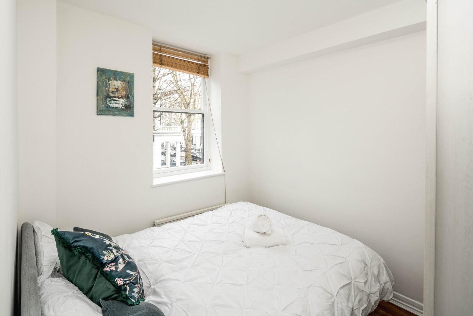 Beautiful 2-bed, 2 Bathrooms Flat In Zone 1, - Just Minutes Walk To High Street Kensington, Earls Court, Hyde Park Londen