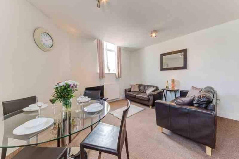 2 Bed - Westfield - * London
