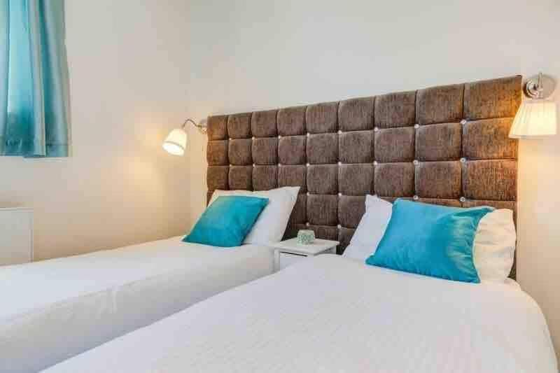 2 Bed - Westfield - Apartment London