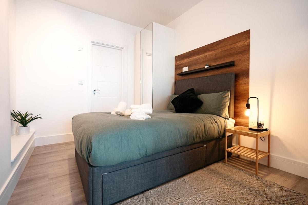 Modern & Cozy Near Fields Station *