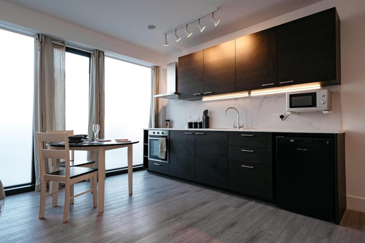 Modern & Cozy Near Fields Station Apartment *