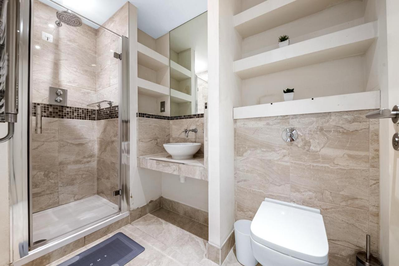 Londwell, Canary Wharf River Thames Balcony Apartment *