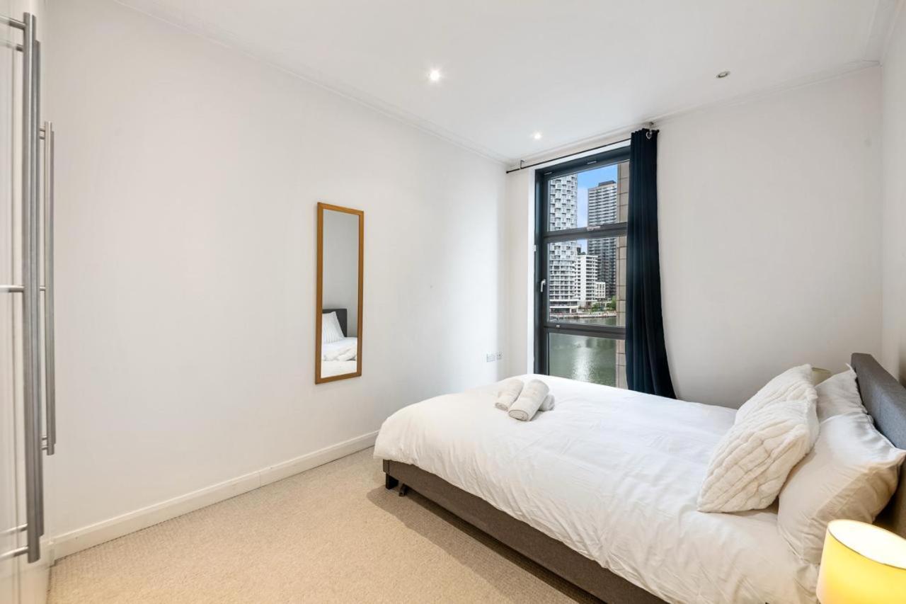 Londwell, Canary Wharf River Thames Balcony Apartment *