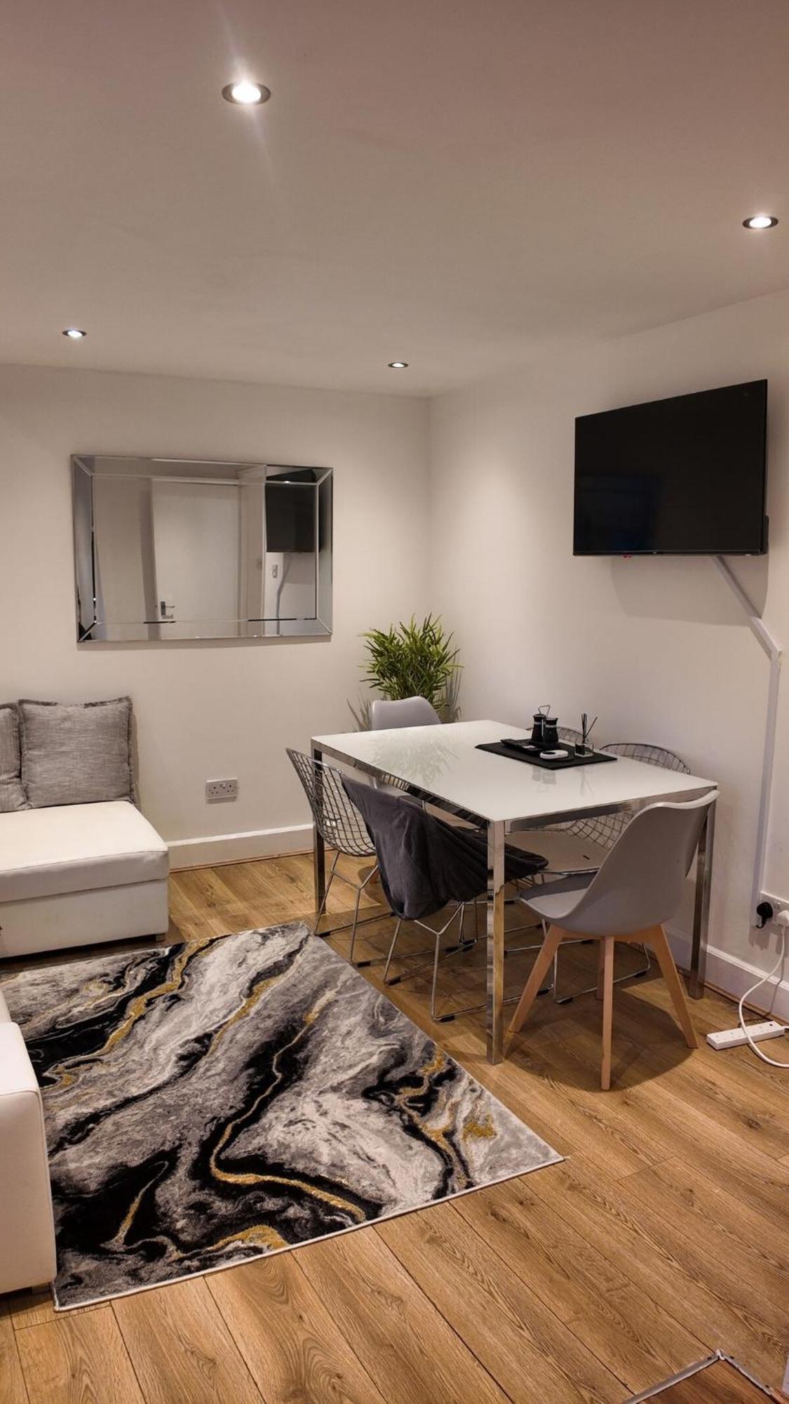 Luxury 4 Bedroom With Patio - 10 Min From Westfield Hr3 *