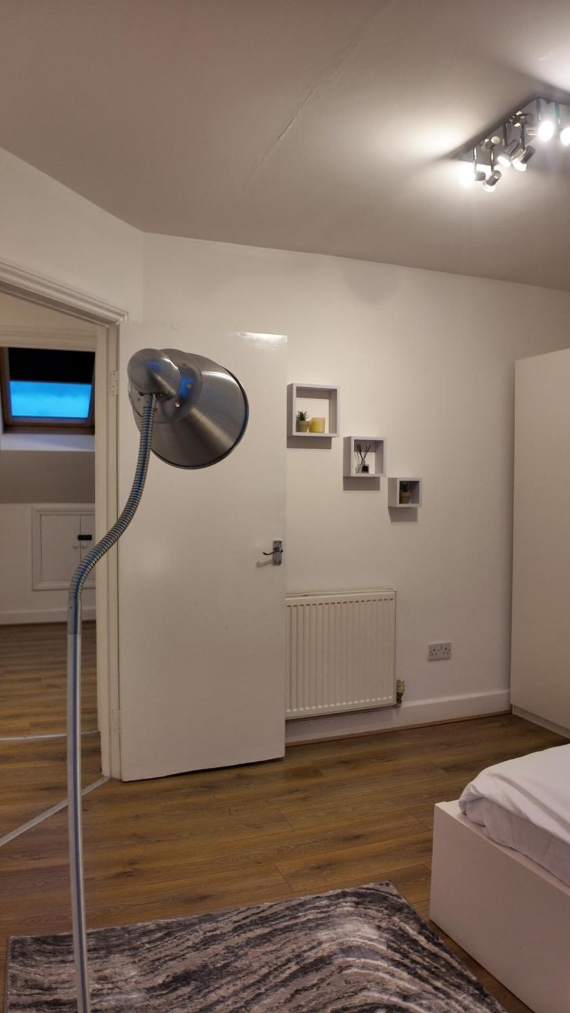 Luxury 4 Bedroom With Patio - 10 Min From Westfield Hr3 Apartment *