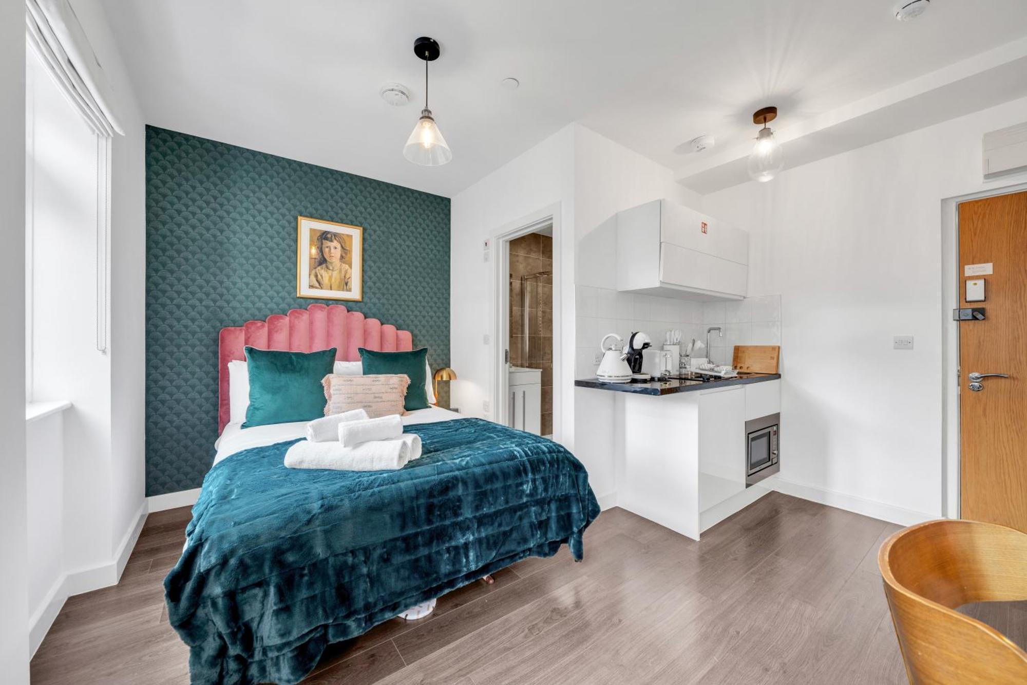 Urban Elegance Luxury Living With Kitchenette London