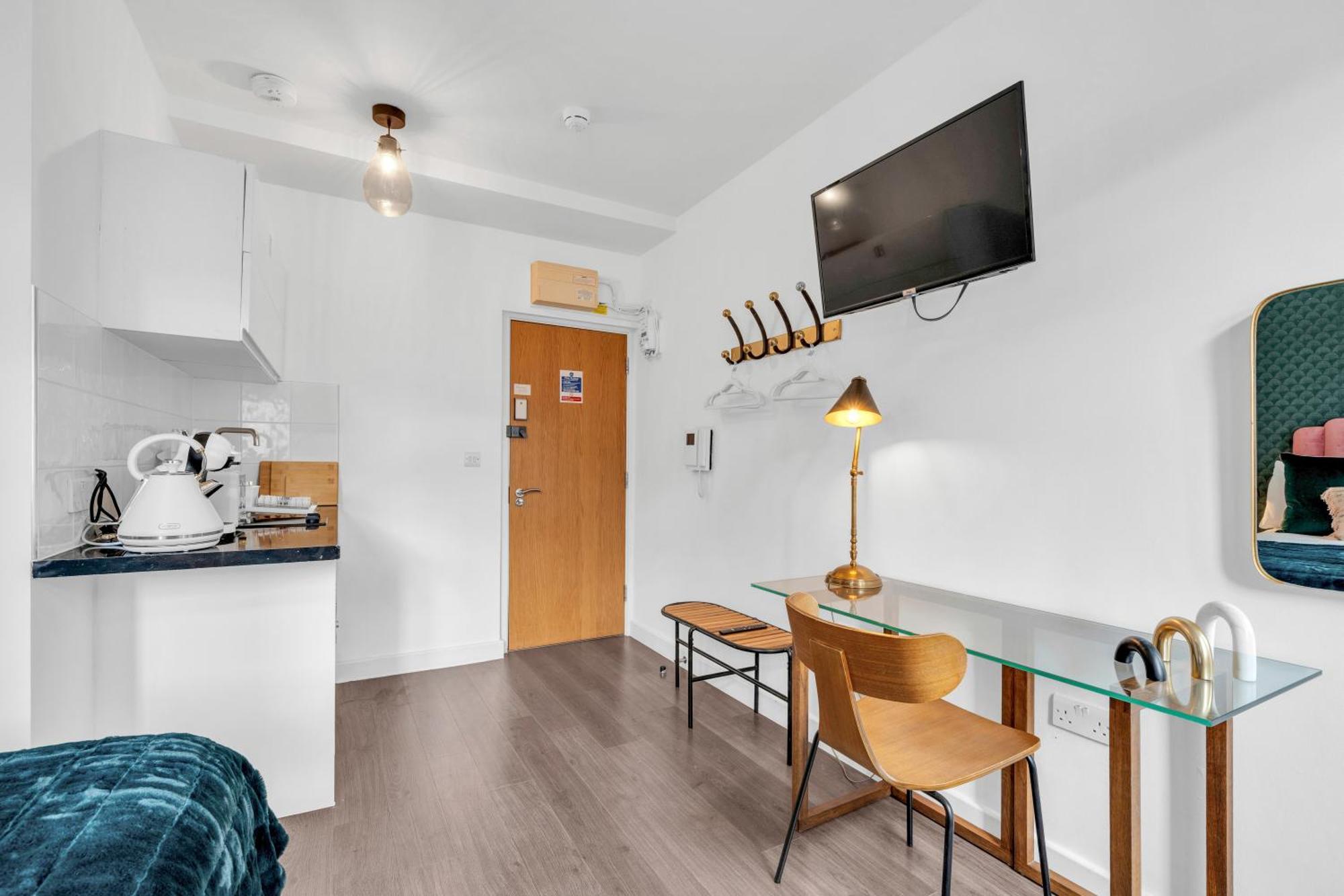 Urban Elegance Luxury Living With Kitchenette London