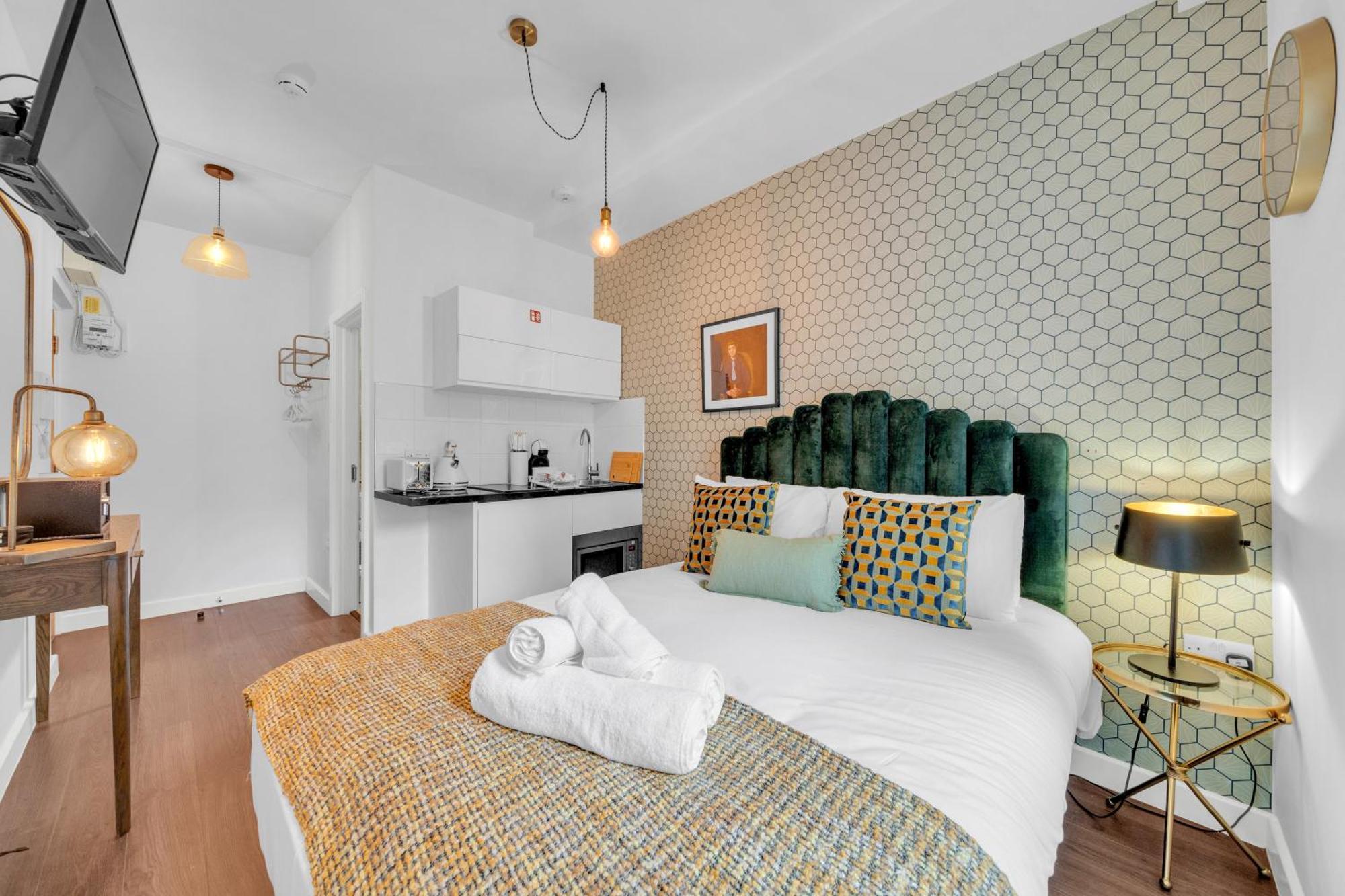 Urban Elegance Luxury Living With Kitchenette Apartment London