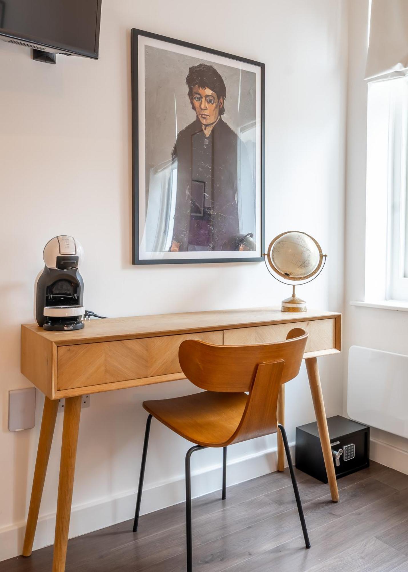 Urban Elegance Luxury Living With Kitchenette Apartment
