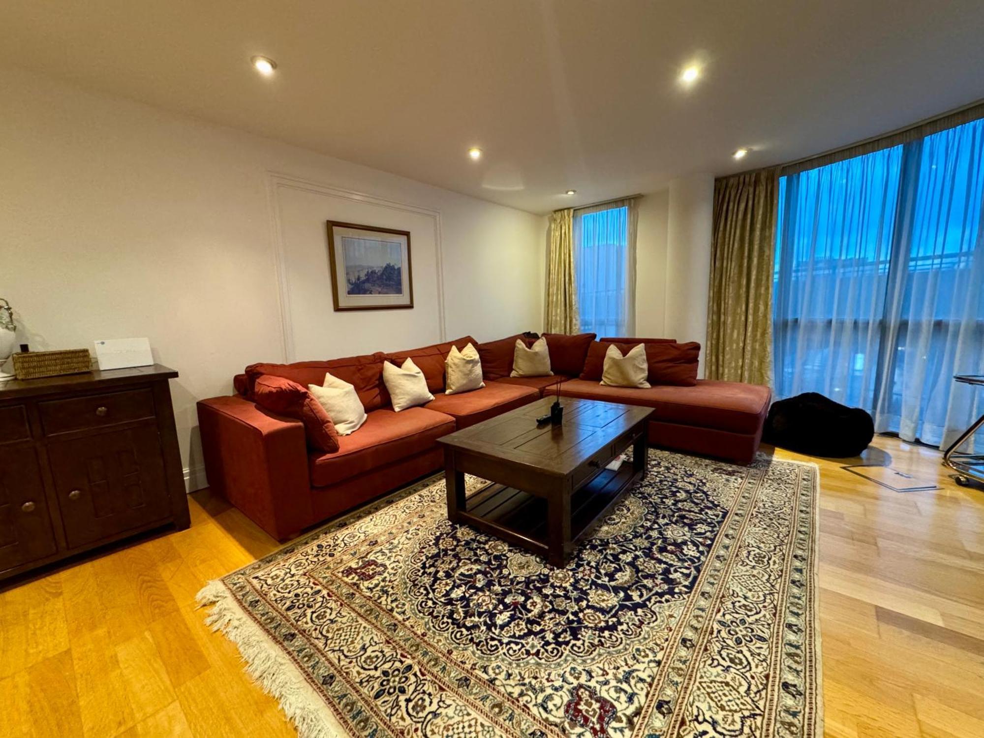 Paddington Lake Side 2bed 2bath Leilighet London