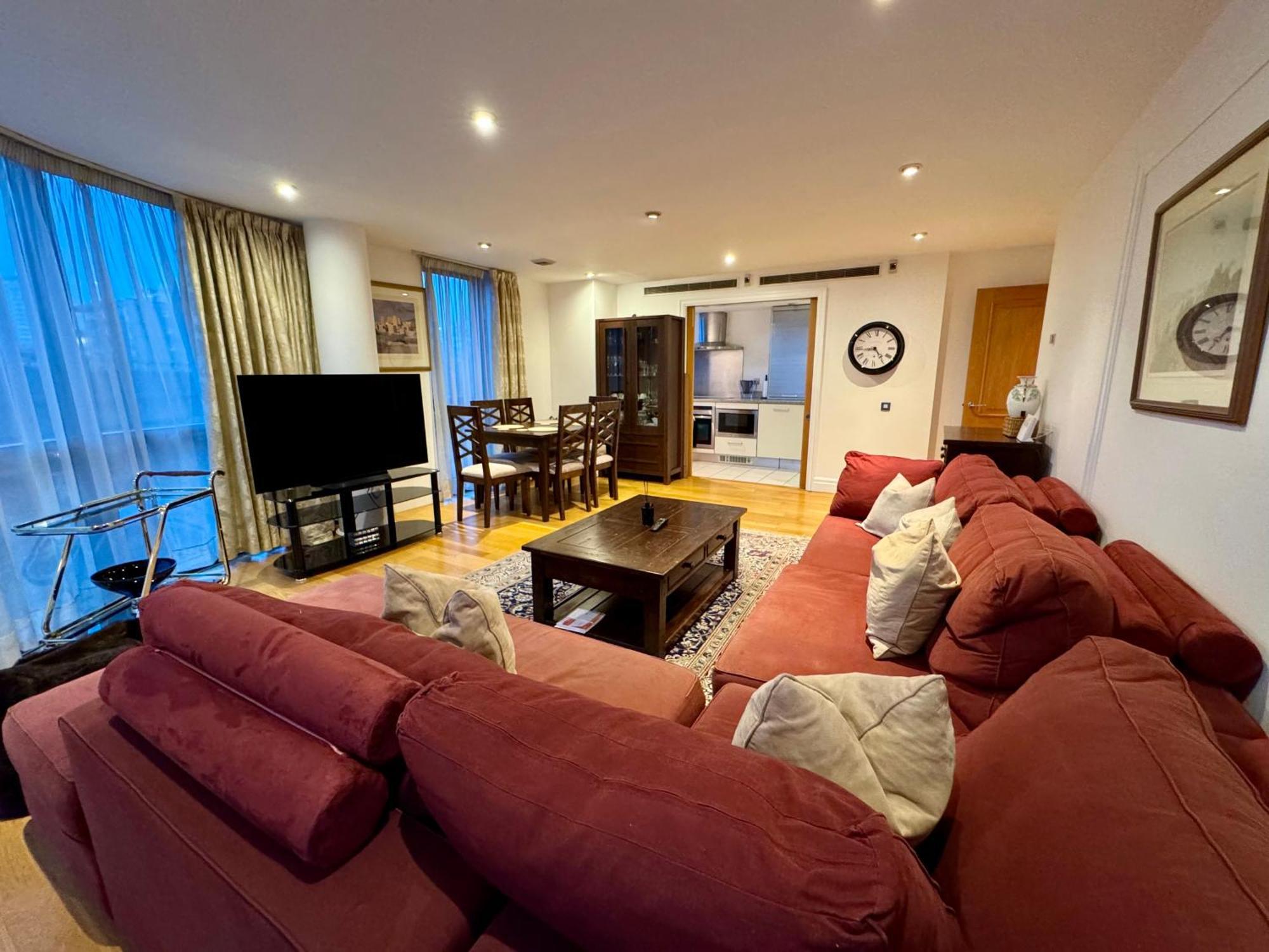 Paddington Lake Side 2bed 2bath Leilighet *