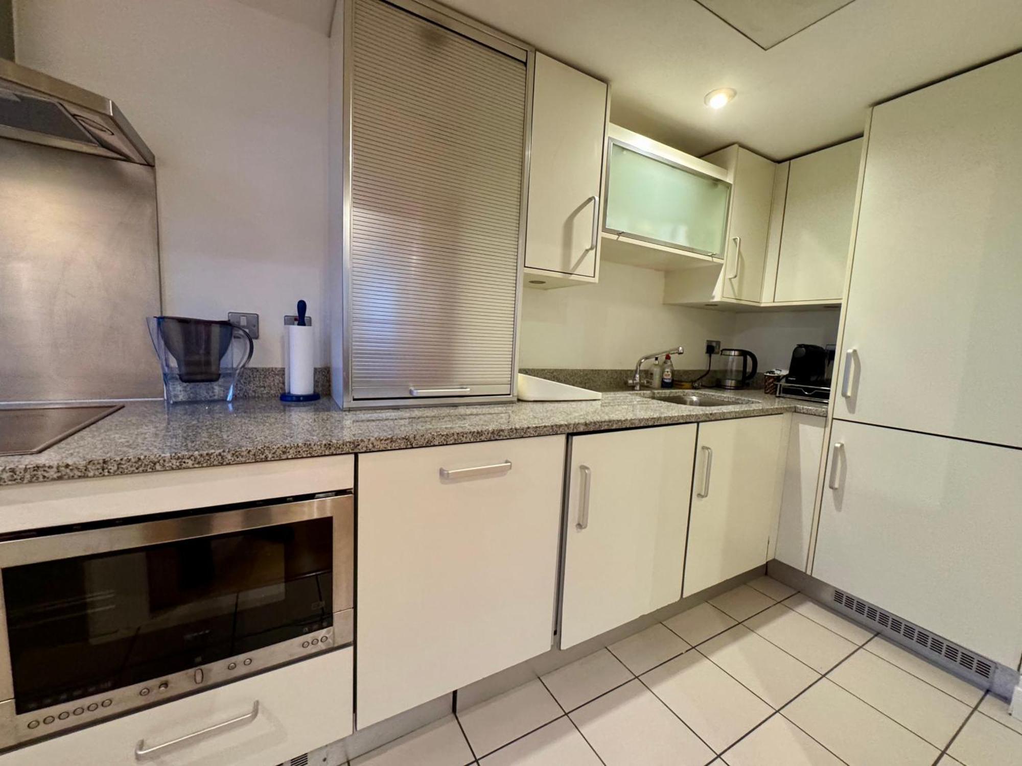 Paddington Lake Side 2bed 2bath Leilighet London