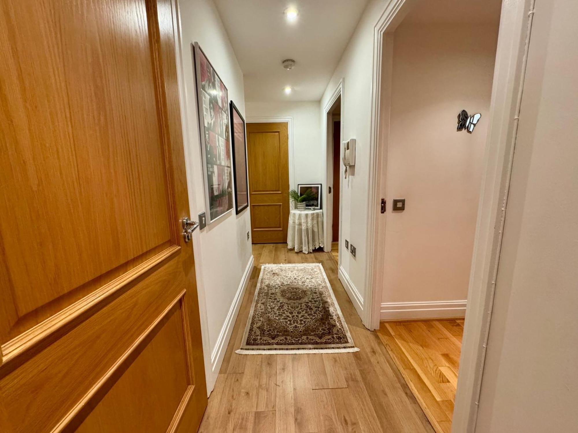 Paddington Lake Side 2bed 2bath Leilighet