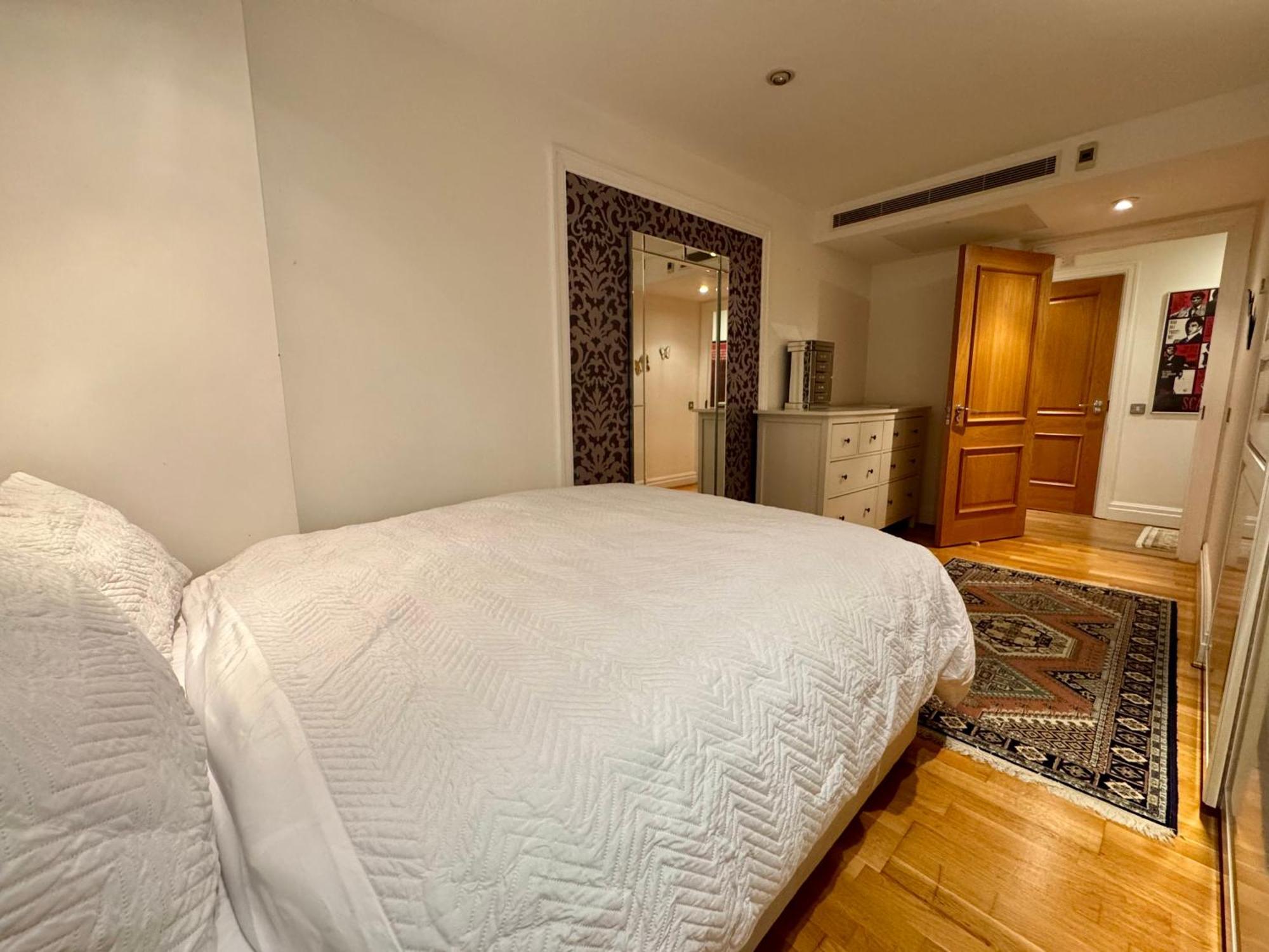 Paddington Lake Side 2bed 2bath Leilighet *