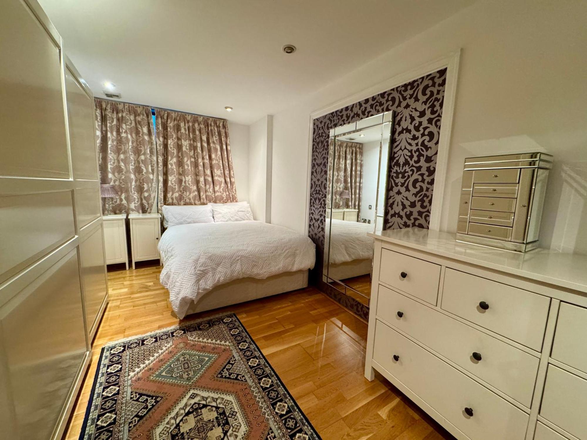 Paddington Lake Side 2bed 2bath Leilighet
