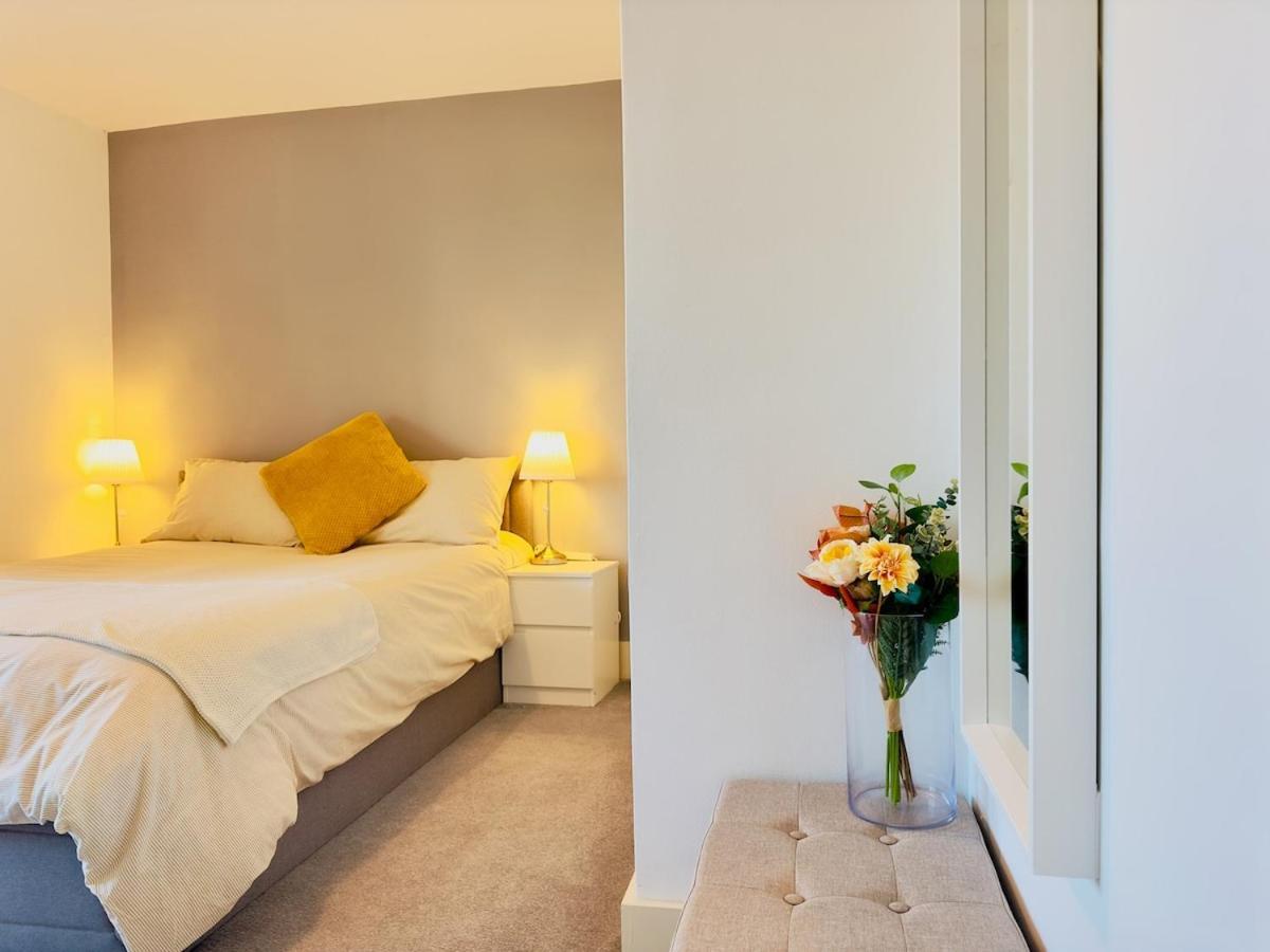 Prime Location By Eye - Direct View - Entire Flat For 3 Adults & 1 Child * Londen