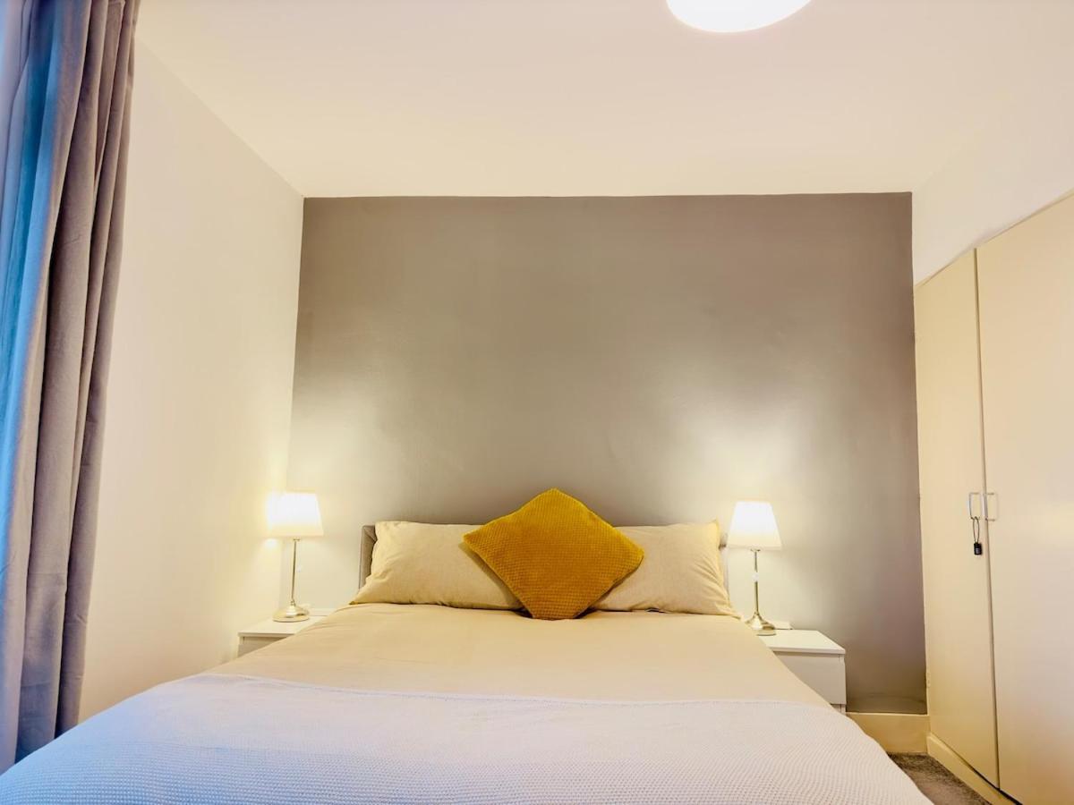 Prime Location By Eye - Direct View - Entire Flat For 3 Adults & 1 Child Londen