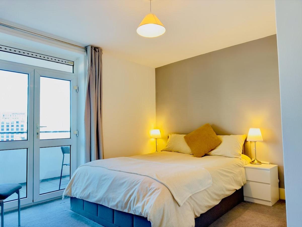 Prime Location By Eye - Direct View - Entire Flat For 3 Adults & 1 Child Appartement Londen