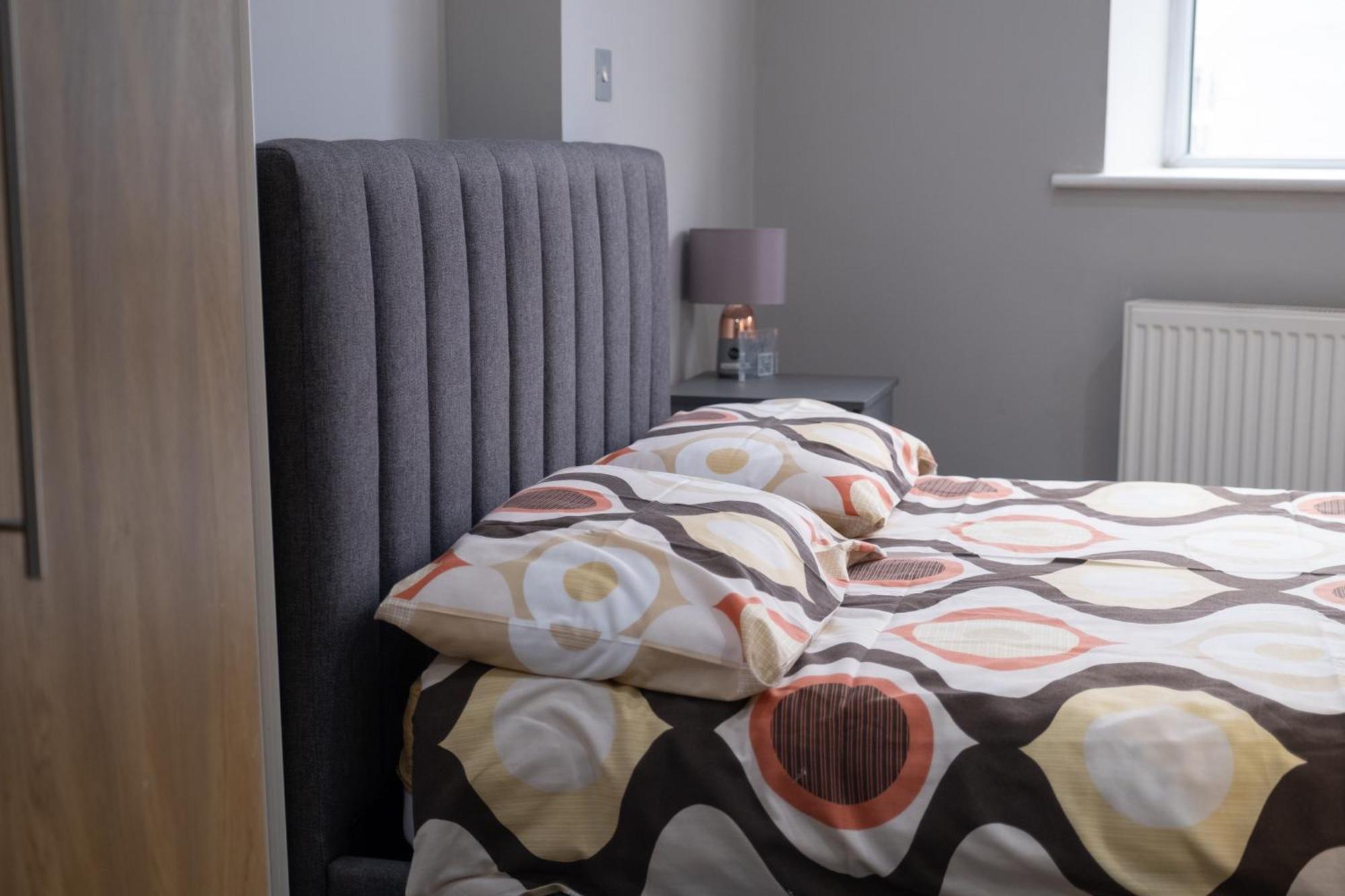 Appartement Spacious 2 Bed 2 Bath With Free Parking For 2 Cars And Underground Station Zone 2 For Quick Access To Up To 10 Guests Londen