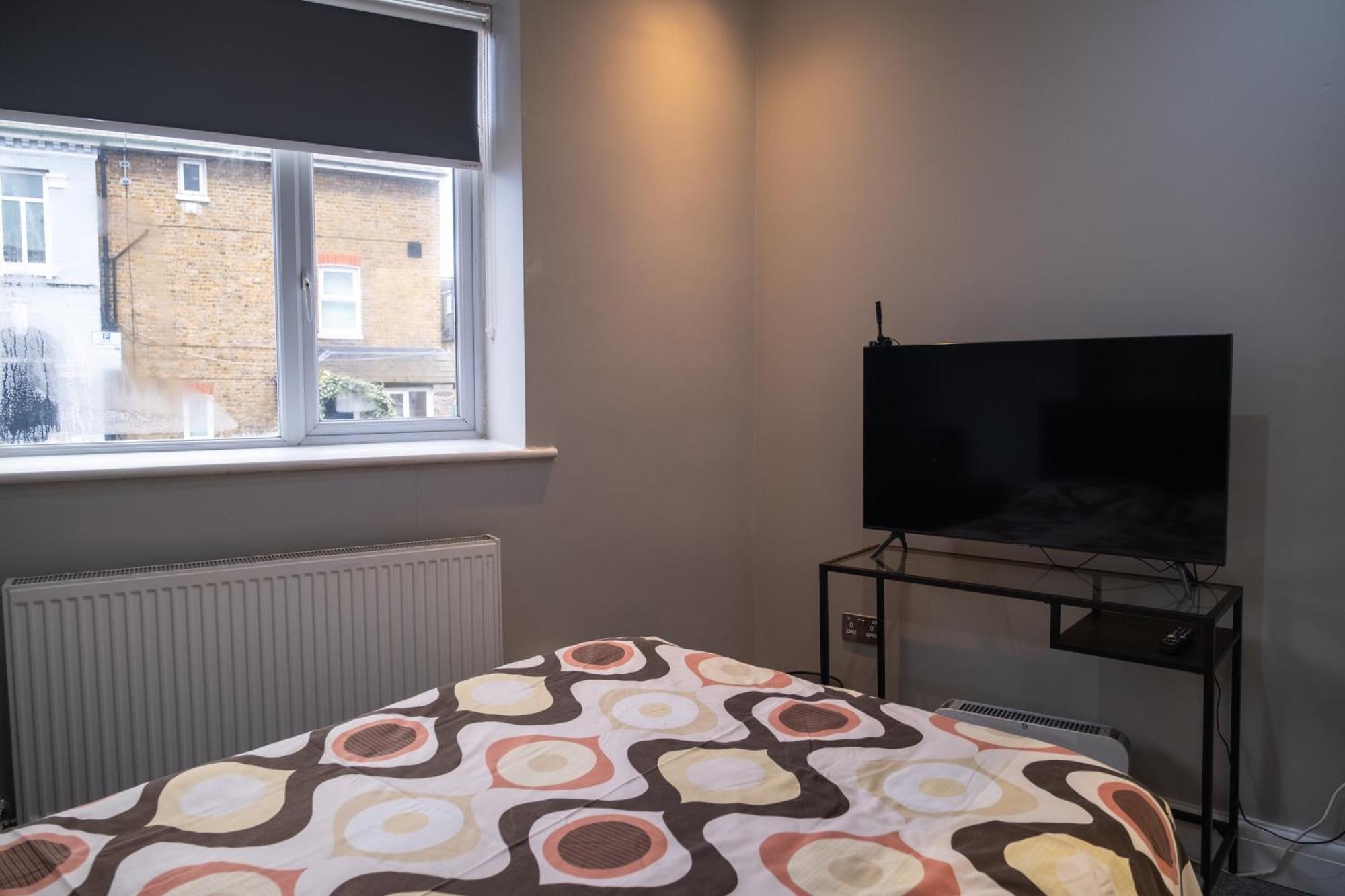 Spacious 2 Bed 2 Bath With Free Parking For 2 Cars And Underground Station Zone 2 For Quick Access To Up To 10 Guests *