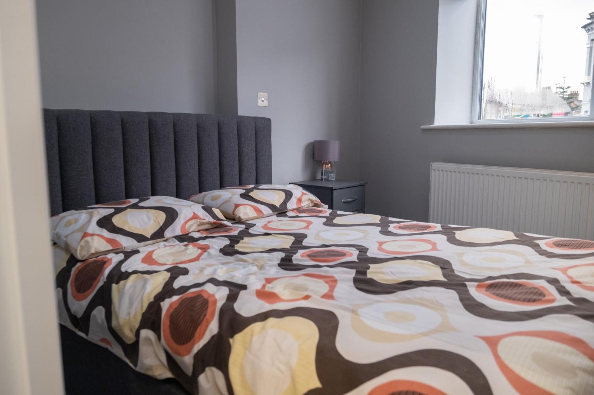 Spacious 2 Bed 2 Bath With Free Parking For 2 Cars And Underground Station Zone 2 For Quick Access To Up To 10 Guests * Londen