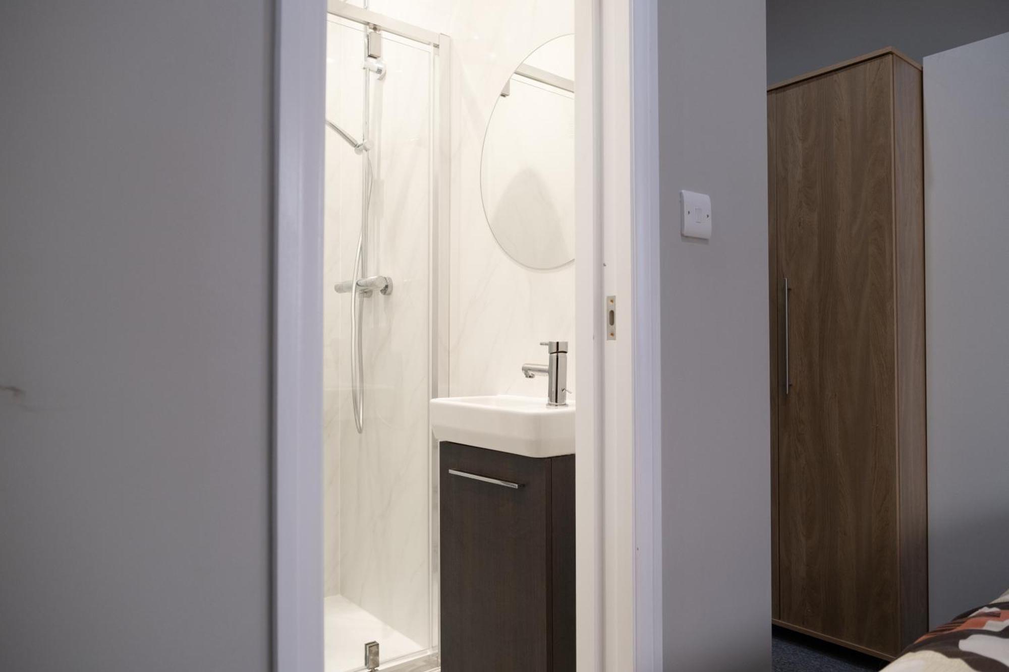 Spacious 2 Bed 2 Bath With Free Parking For 2 Cars And Underground Station Zone 2 For Quick Access To Up To 10 Guests Appartement